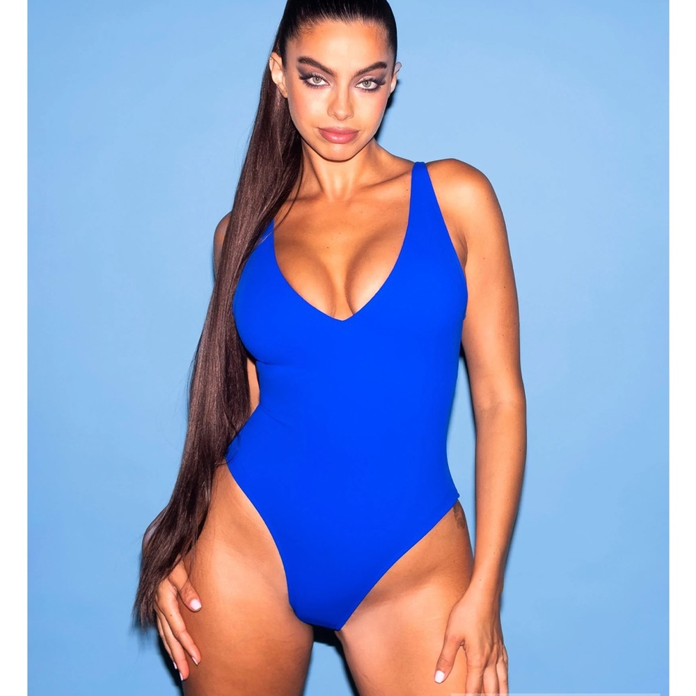 NWOT TA3 “hi-cut plungey” swimsuit in blue